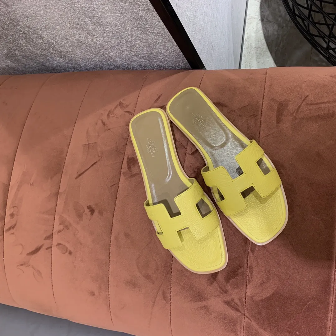 👟👟Ex-factory price 480👟👟 Litchi pattern cowhide series Newly revised version (Hermès) Packaging upgrade, version workmanship and material upgrade Hermes The highest version of handmade shoes in the market Top product Hermès H slippers Flat slippers —————————— The most classic, real handmade shoes, even the number of stitches is the same as the original version, purely handmade by masters The highest version in the industry Italian imported cowhide + original customized Australian sheepskin feet + genuine leather outsole, top exclusive packaging box 35-39 (34.40.41.42 custom-made, non-refundable)